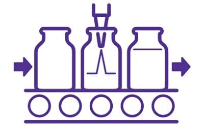 A purple line drawing of a conveyor belt carrying three bottles, with arrows indicating motion from left to right.