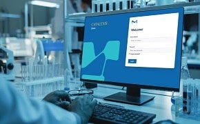 Das Bild zeigt eine Person, die in einem Laboratorium arbeitet und wahrscheinlich Forschungen oder Experimente durchf&uuml;hrt. Der Fokus des Bildes liegt auf einem Computerbildschirm, der eine Anmeldeseite f&uuml;r ein System namens &bdquo;CATALEXIS-Client&ldquo; anzeigt. Die Anmeldeseite ist haupts&auml;chlich blau und wei&szlig;, mit Feldern f&uuml;r die Eingabe einer E-Mail-Adresse und eines Passworts sowie Optionen f&uuml;r die Anmeldung oder das Zur&uuml;cksetzen des Passworts. Die H&auml;nde der Person liegen auf der Tastatur, was darauf hindeutet, dass sie im Begriff ist, ihre Anmeldedaten einzugeben. Im Hintergrund sind verschiedene Laborger&auml;te wie Reagenzgl&auml;ser und Bechergl&auml;ser zu sehen, die das wissenschaftliche Umfeld unterstreichen.