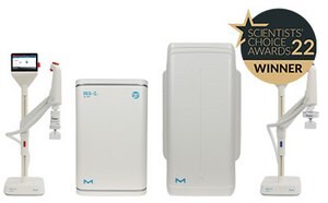 Syst&egrave;me de purification d&apos;eau Milli-Q® IQ 7003/05/10/15 sur fond blanc et logo du laur&eacute;at des Scientist&apos;s Choice Awards 2022 dans l&apos;angle sup&eacute;rieur droit.